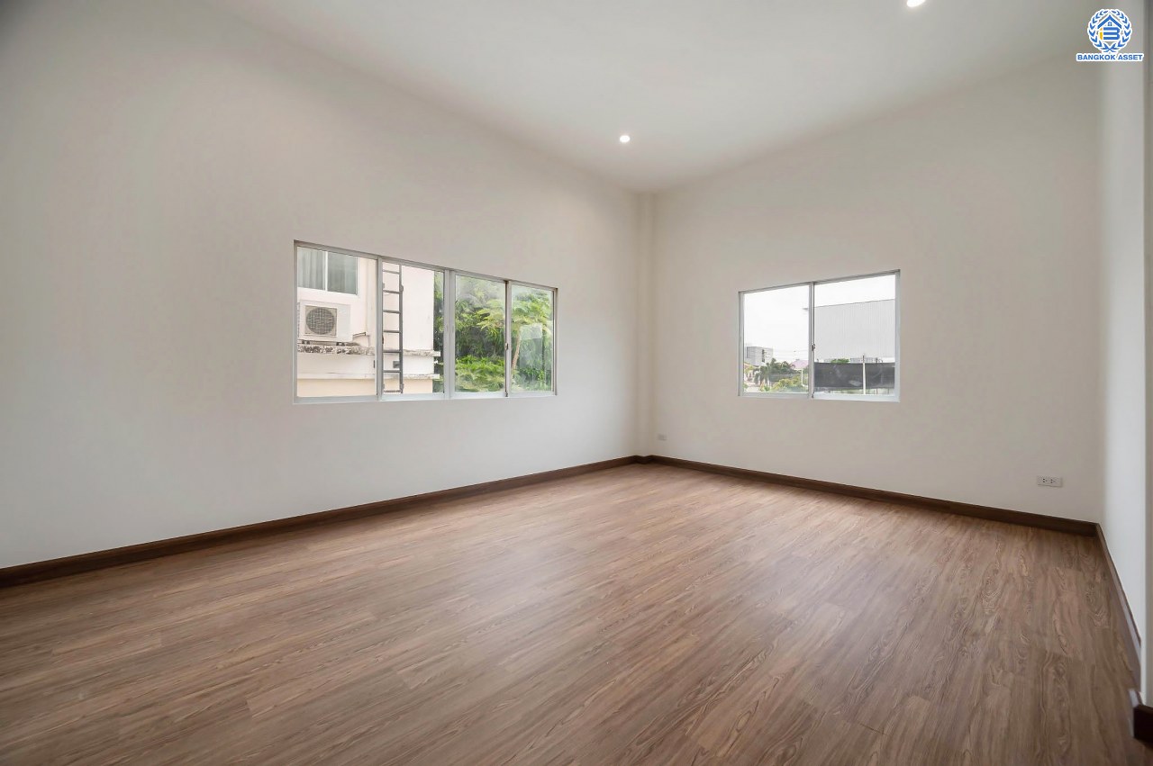 บ้านมือสองตกแต่งใหม่ โครงการ ปริญลักษณ์ วงแหวน-สาทร หลังมุม เนื้อที่ 36.9 ตร.ว. ฟังก์ชัน 3 ห้องนอน 4 ห้องน้ำ 2 ที่จอดรถ ภายในกว้าง พื้นที่ใช้สอยเยอะ บนทำเลเดินทางสะดวก ติดถนนกาญจนาภิเษก เชื่อมต่อถนนเพชรเกษม, ถนนกัลปพฤกษ์ ใกล้รถไฟฟ้าสายสีน้ำเงิน "สถานีหลักสอง"